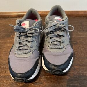 Nike Air Max Women’s size 6.5 Gray with Pink Sneakers